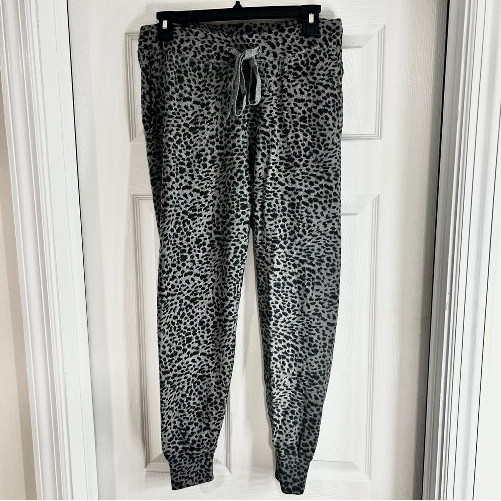Monrow Cashmere Blend Soft Knot Black and Gray Sporty Leopard Print Jogger